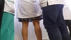 Cô gái tóc vàng bị t ...