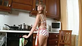 Đổ sữa vào cơ thể để ...