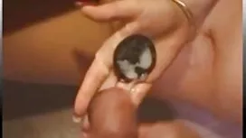 Cô gái châu á với mộ ...