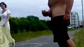 Cô hỏi anh ta trong  ...